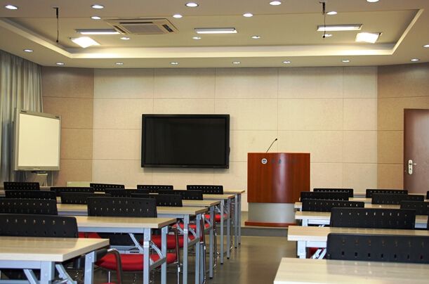 15中學(xué)隔音墻建成后，記者親自到現(xiàn)場體驗隔音效果